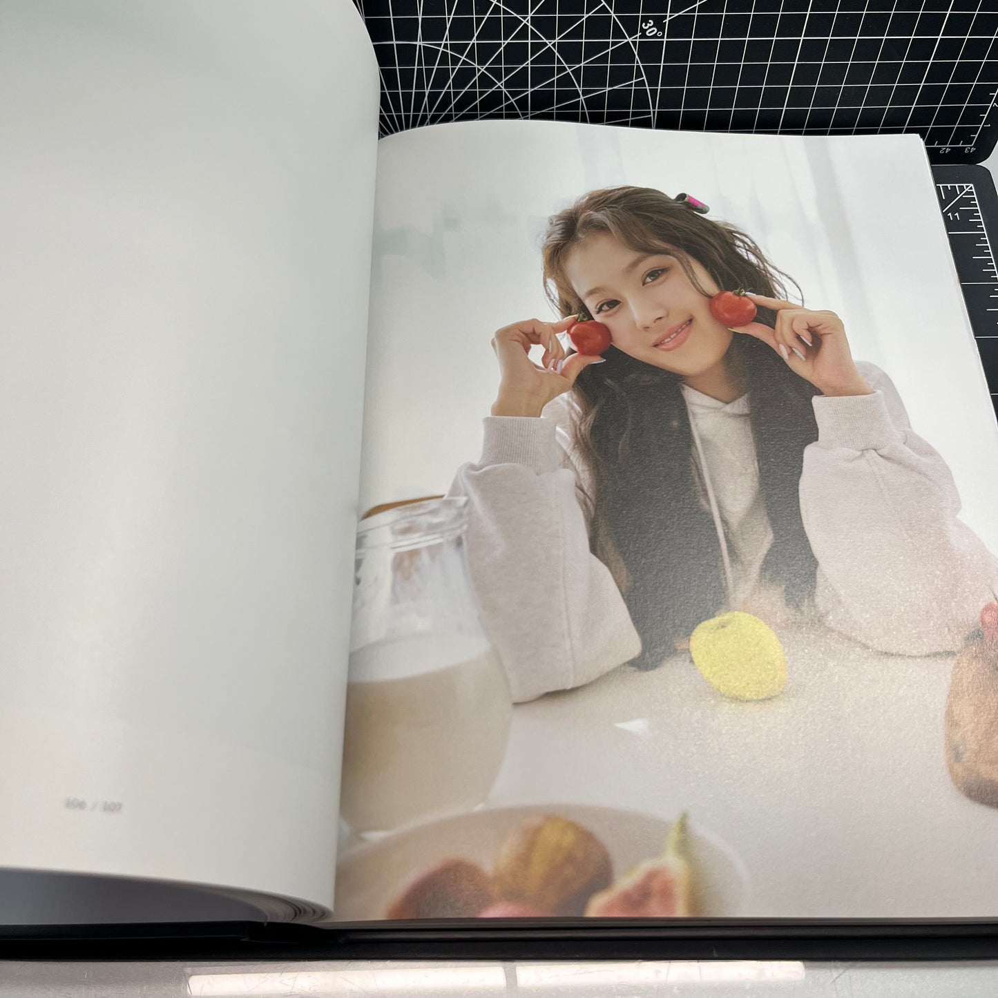 TWICE The 1st Photobook Yes, I am Sana. (Black Version)