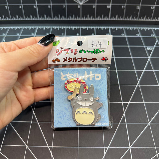 Studio Ghibili My Neighbor Totoro Totoro Holding Mushroom Metal Brooch/Badge